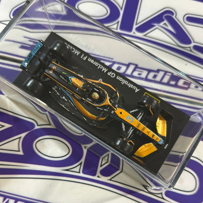 02326 MCL36 DANIEL RICCIARDO  #3 (CON ACRILICO/CON CASCO) 2022