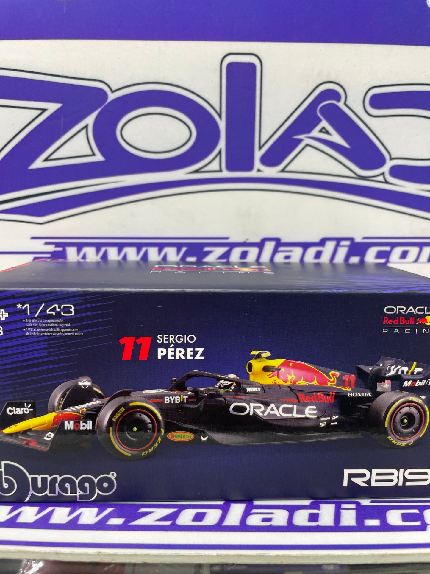 02418 RB19 SERGIO PEREZ #11 RED BULL ( CON ACRILICO Y CASCO ) 2023