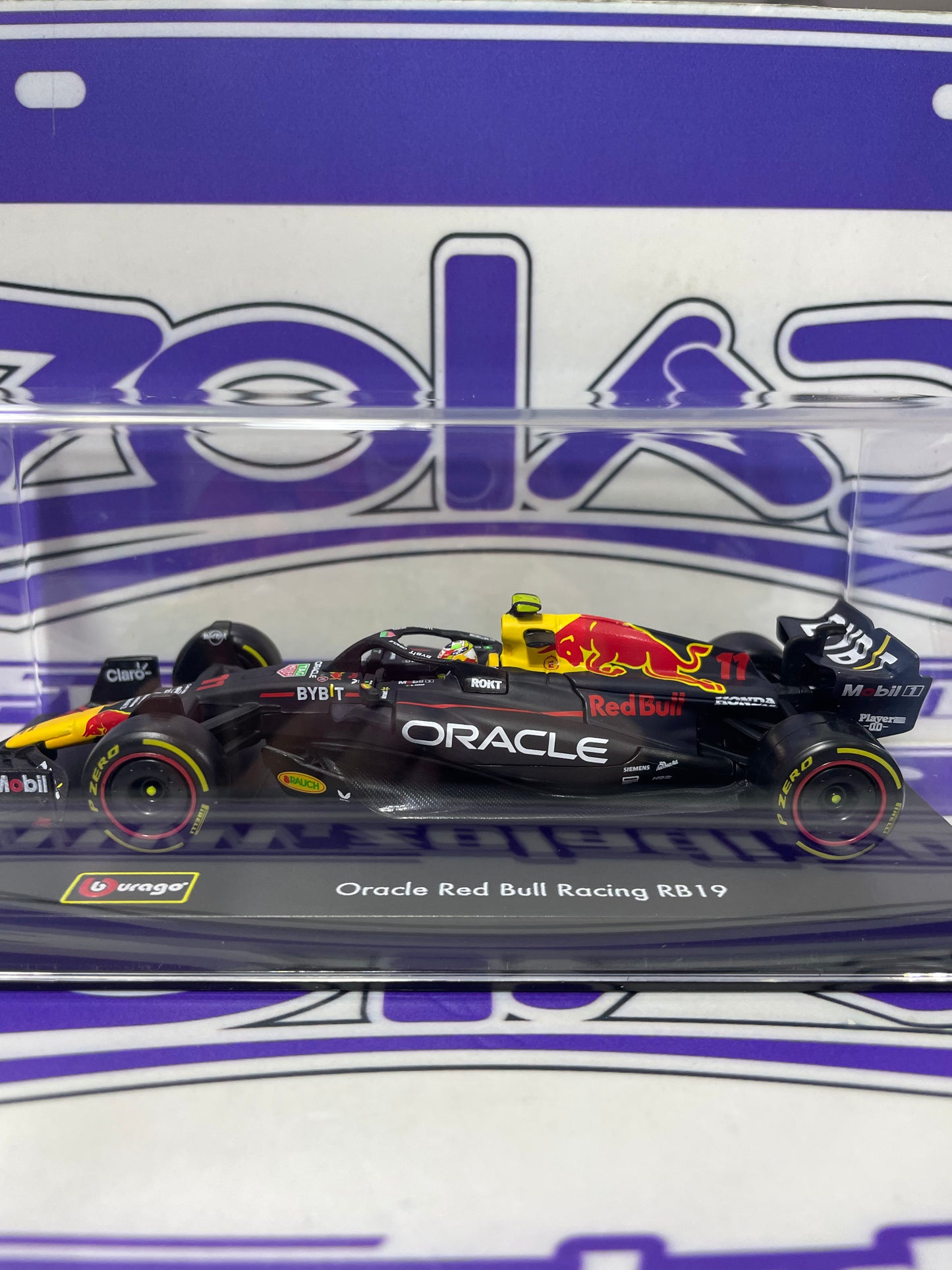 02418 RB19 SERGIO PEREZ #11 RED BULL ( CON ACRILICO Y CASCO ) 2023