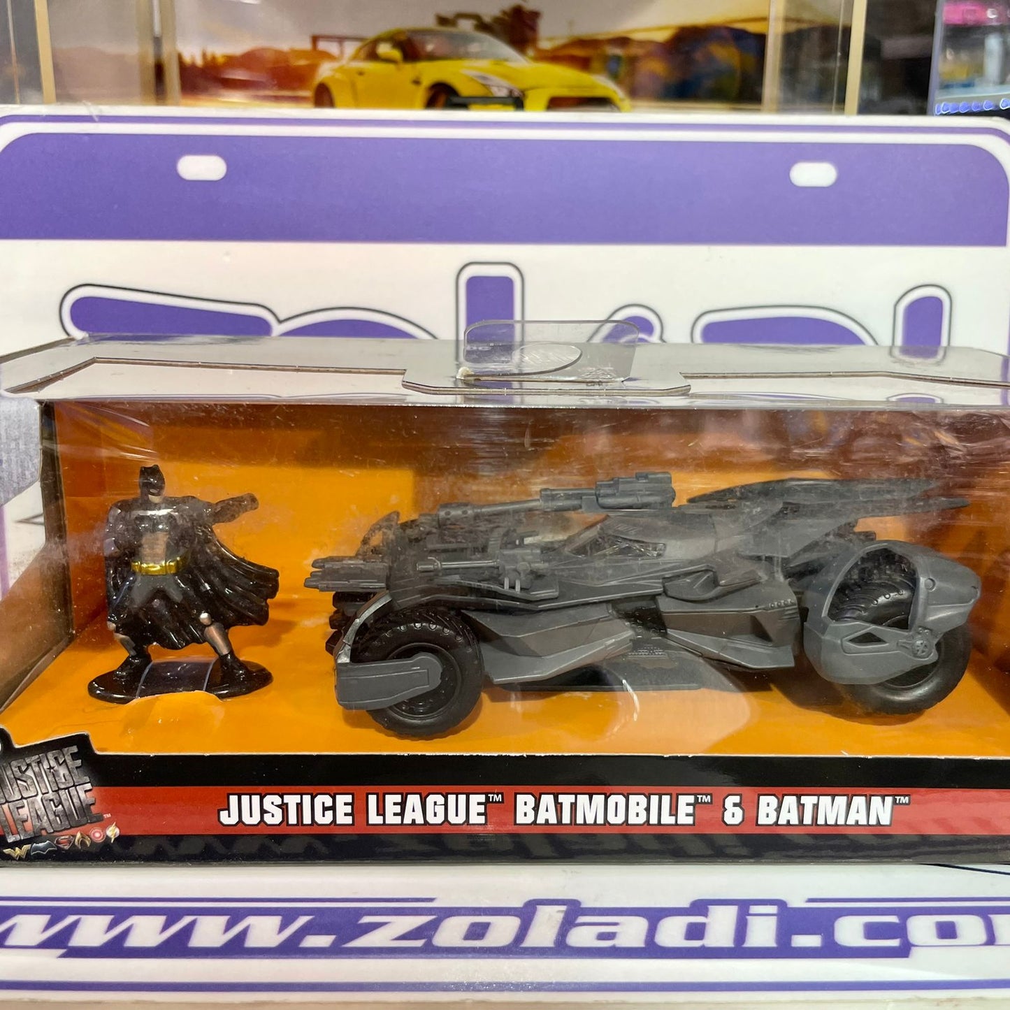 31706 JUSTICE LEAGUE BATMOBILE & BATMAN 1/32