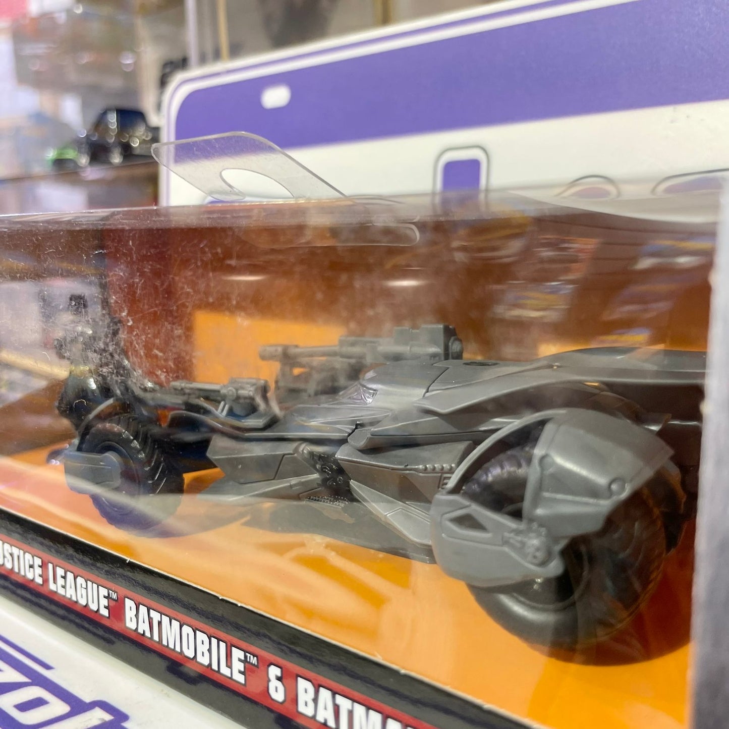 31706 JUSTICE LEAGUE BATMOBILE &amp; BATMAN 1/32