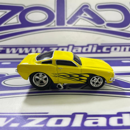 SU FORD MUSTANG AMARILLO